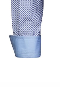 Blaue gemusterte Hemdmanschette mit geometrischem Design in Blau- und Weißtönen. Sie verfügt über eine einfarbige hellblaue Manschette mit klaren Kanten.