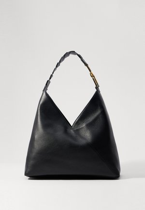 Borsa in pelle nera con design triangolare, dotata di manico intrecciato e dettagli in hardware dorato. Texture liscia e forma strutturata.