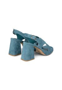 Sandalias de tacón de ante aqua con un diseño de tira ancha, punta abierta y tacones cuadrados. Correa ajustable en el tobillo con un hebilla plateada.
