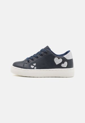 Børnesneaker i marineblå med hvid sål, marineblå snørebånd og sølvglitrende hjerte designs på siden og ved hælkappen.