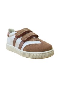 Sneaker bianco e marrone con tomaia in suede, due cinturini in velcro e suola in gomma testurizzata con design a righe.