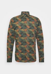 Chemise à manches longues boutonnée avec un motif floral vert, orange et jaune sur fond foncé.