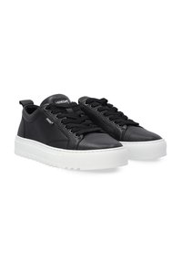 Schwarze Ledersneaker mit strukturiertem Finish, ausgestattet mit einer weißen Gummisohle und schwarzen Schnürsenkeln. Enthält ein Markenlabel an der Zunge.