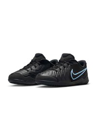 Zapatillas deportivas negras con una superficie texturizada, que presentan un swoosh azul de Nike, cierre de cordones y una suela resistente para una buena tracción.