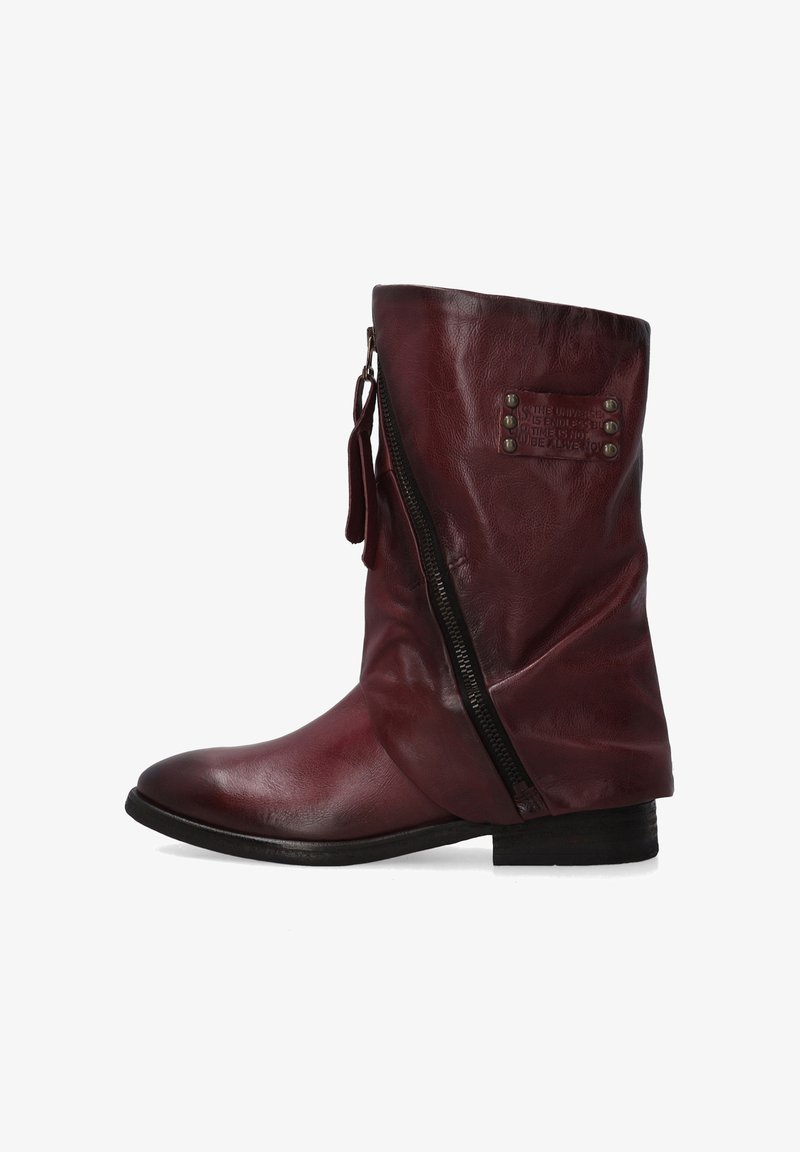 Bordowe skórzane botki za kostkę z luźnym fasonem, suwakiem z boku oraz metalowym detalem. Posiadają okrągły czubek i płaski obcas.