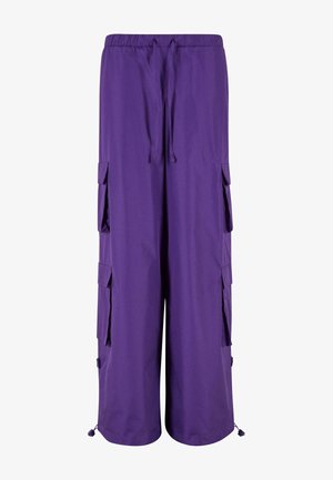 Lilla cargo-bukser med elastisk talje, der har to sidelommer og to cargo-lommer. Fremstillet af letvægtsstof med en glat tekstur.