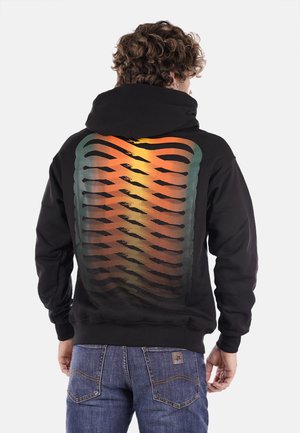 Felpa nera con un design grafico colorato sul retro, caratterizzata da linee ondulate in arancione, giallo e verde su uno sfondo testurizzato.