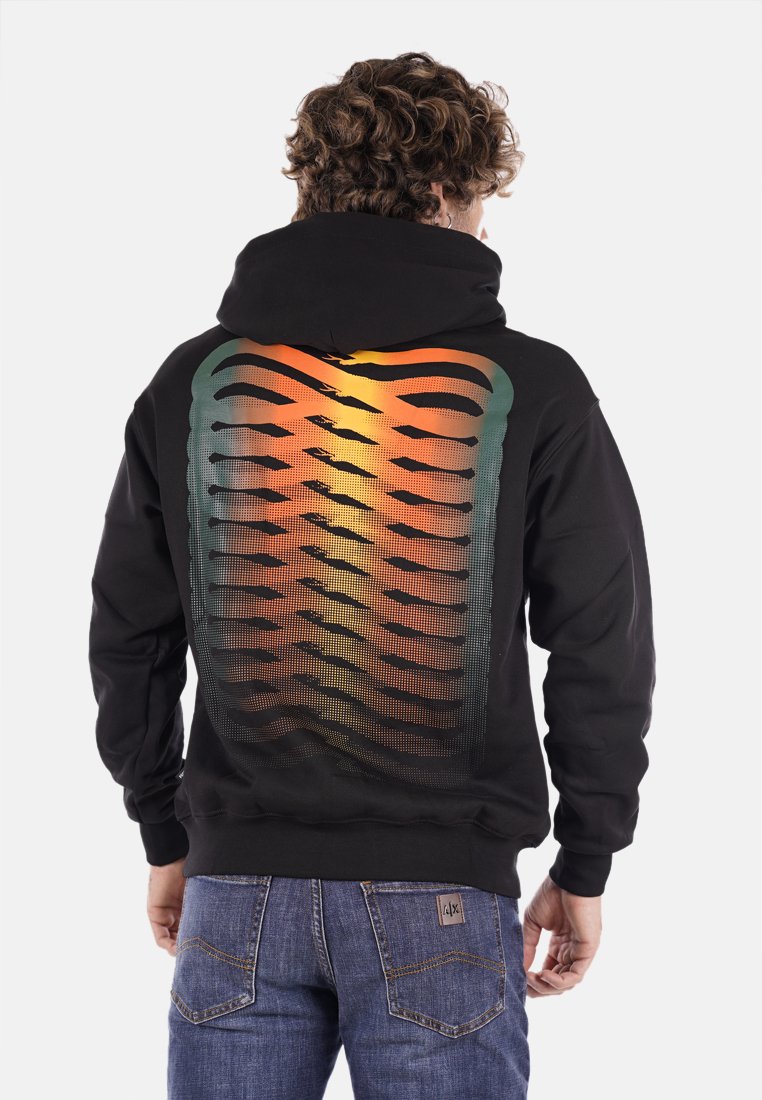 Felpa nera con un design grafico colorato sul retro, caratterizzata da linee ondulate in arancione, giallo e verde su uno sfondo testurizzato.