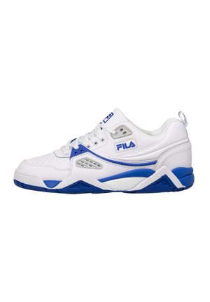 Scarpa atletica bianca con accenti blu. Realizzata in pelle e materiali sintetici. Presenta dettagli perforati, chiusura con lacci e suola in gomma.