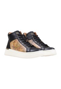 Scarpe alte in pelle nera con pannello laterale stampato a mappa, suola in gomma bianca e lacci neri. Presentano occhielli dorati e una finitura texture.