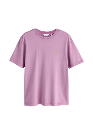 Kurzärmeliges, hellviolettes Baumwoll-T-Shirt mit Rundhalsausschnitt und kleinem, gelbem, gesticktem Logo auf der linken Brust.