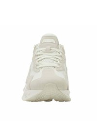 Sneaker sportivo bianco e beige con pannelli in mesh e suede, laccio frontale e suola in gomma spessa con battistrada a motivo.