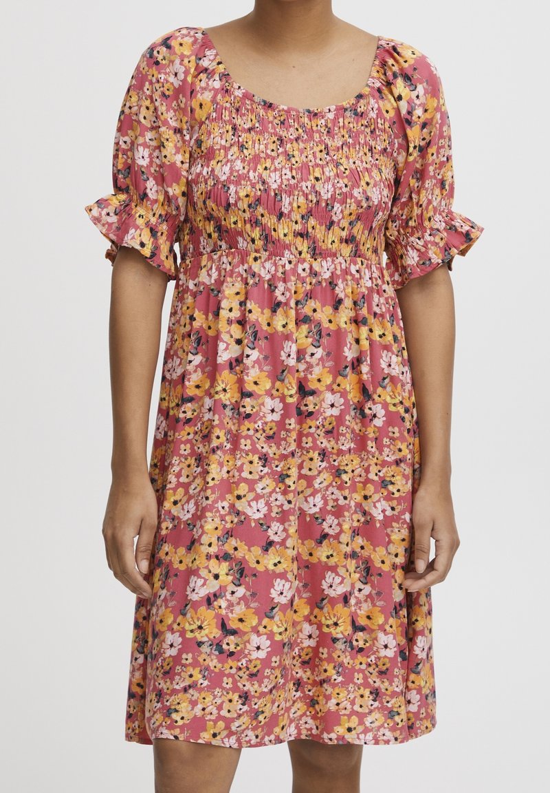 Sukienka w kwiaty na różowym tle, z żółtymi i białymi kwiatami, marszczonym stanikiem i krótkimi falbaniastymi rękawami, do kolan.