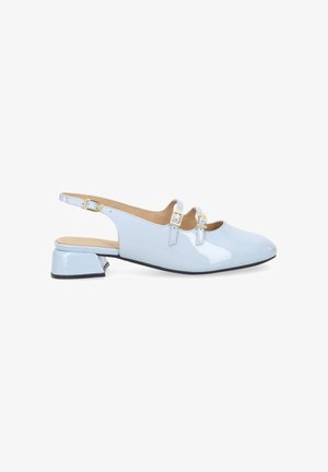 Chaussure slingback en cuir verni bleu clair avec talon bloc bas, deux boucles décoratives en or, et bout arrondi.
