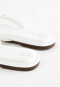 Next PEARL EFFECT TOE POST REGULAR WIDE FIT - Infradito - white