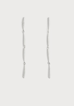 Longues boucles d'oreilles pendantes en argent avec quatre segments fins, légèrement courbés et reliés, sur un fond blanc uni.