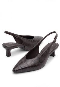Paire d'escarpins slingback marron foncé avec un petit talon bloc et une texture crocodile, dotée d'orteils pointus et de brides de cheville réglables.