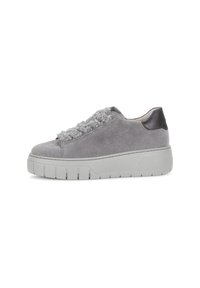 Grijze suède sneaker met gestructureerde grijze veters, een contrasterende donkere hiel en een dikke, lichtgrijze zool. Laag profieldesign met minimale accenten.