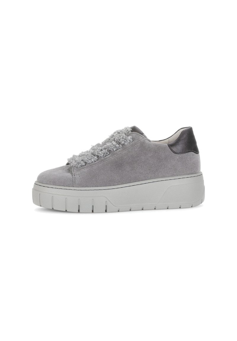 Grijze suède sneaker met gestructureerde grijze veters, een contrasterende donkere hiel en een dikke, lichtgrijze zool. Laag profieldesign met minimale accenten.