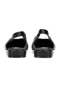 Sandali neri in pelle con design aperto sul retro, suola piatta e finitura liscia. Presentano elementi hardware minimi e nessun motivo visibile.
