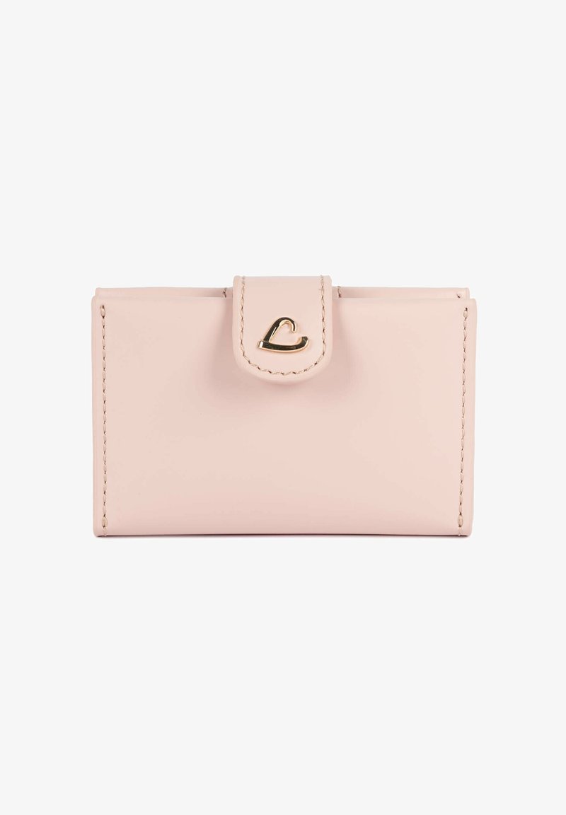 Portefeuille en cuir rose clair avec bords cousus, une patte de fermeture pression et un petit emblème métallique doré en forme de cœur.