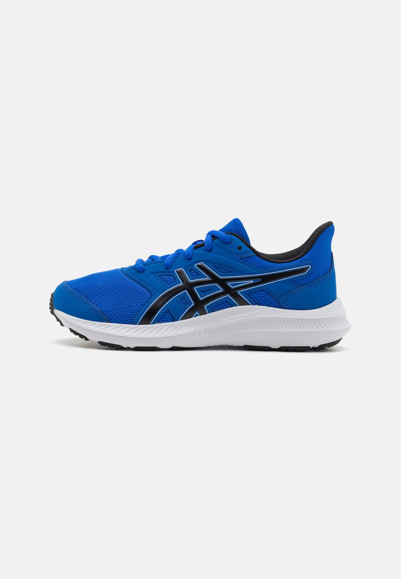 Chaussures de sport bleues avec des accents noirs, tige en mesh, col rembourré et semelle intermédiaire blanche. Dotées d'une semelle extérieure en caoutchouc texturé pour une meilleure adhérence.