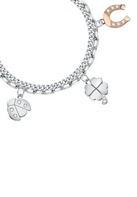 Braccialetto in argento con tre charm: un coccinella con strass, un trifoglio e un ferro di cavallo in rose gold decorato con pietre.