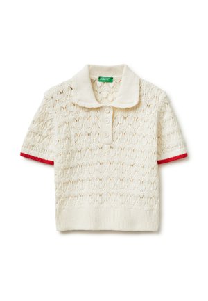 Roomkleurig gebreid poloshirt met korte mouwen, voorzien van een gestructureerd patroon, drie knopen aan de voorkant en rode biezen aan de mouwranden.