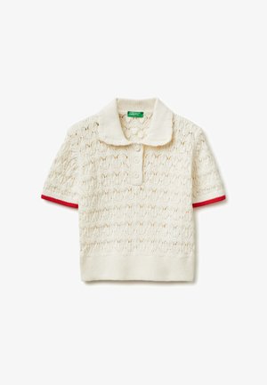 Kremowa dzianinowa koszulka polo z krótkimi rękawami, ze strukturalnym wzorem, trzema guzikami z przodu oraz czerwonym obszyciem na krawędziach rękawów.