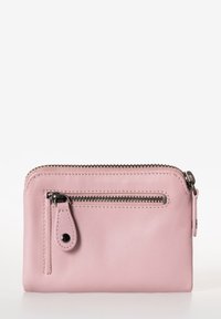 Roze leren portemonnee met een bovenste ritsclosure en een externe ritszak. Beschikt over een gladde textuur en contrasterende stiksels.