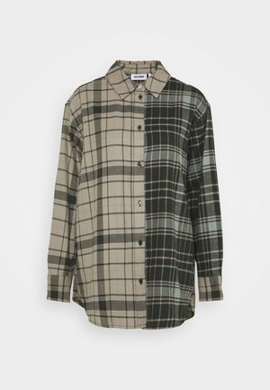 Chemise à carreaux avec un mélange de couleurs beige, vert et noir. Fabriquée en tissu doux, avec des manches longues et un col classique.