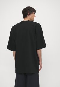 Fiorucci INVITATION UNISEX - Tričko s potlačou - black
