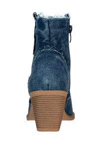 Botas de tobillo de mezclilla con un puño deshilachado, un upper de tela azul y un tacón texturizado en color marrón claro. Cierre lateral con cremallera para facilitar el uso.