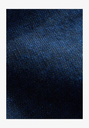 Tumši zils tekstils ar austu faktūru, attēlojot smalkas nokrāsu variācijas. Materiāls šķiet izturīgs un cieši pinums.