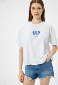 Koton CREW NECK - Camiseta estampada - white