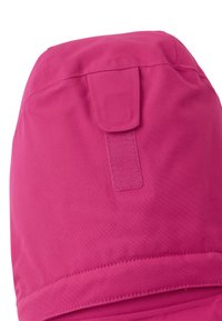 Fuksia välistingimustes jope sileda tekstuuriga, millel on sellel ülaosas Takjakinnitus, ja õmblustega detailid allservas.
