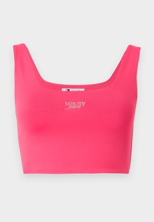 Rožinė trumpa tankų palaidinė su lygiu paviršiumi, kvadratiniais iškirpimais ir sidabriniu „tommy jeans“ logotipu, išsiuvinėtu priekyje.