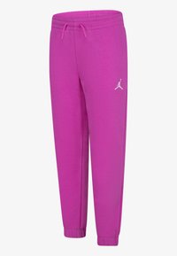 Fleece bikses spilgti rozā krāsā ar elastīgu jostasvietu, auklu un roku galiem. Uz kreisā augšstilba atrodas baltais Jumpman logo.