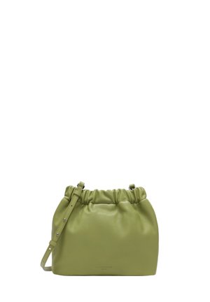 Weiche, olivgrüne Lederhandtasche mit gerafftem oberen Teil und verstellbarem Schulterriemen, mittelgroß und lässig in der Form.