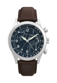 Montre chronographe pour homme Timex avec un boîtier en acier inoxydable argenté, un cadran bleu foncé, des chiffres blancs et un bracelet en cuir marron.