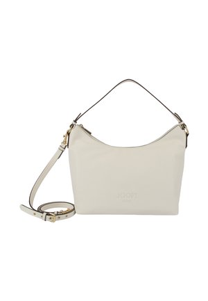 Schultertasche aus cremefarbenem Leder mit goldfarbenen Beschlägen, einem kurzen Griff und einem verstellbaren langen Schulterriemen, geprägt mit dem "JOOP! JEANS"-Logo.