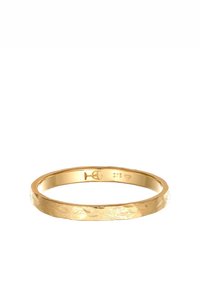 Guldring med en strukturerad yta, med en hamrad finish och släta insida. Markeringar inkluderar 375 för guldrenhet.