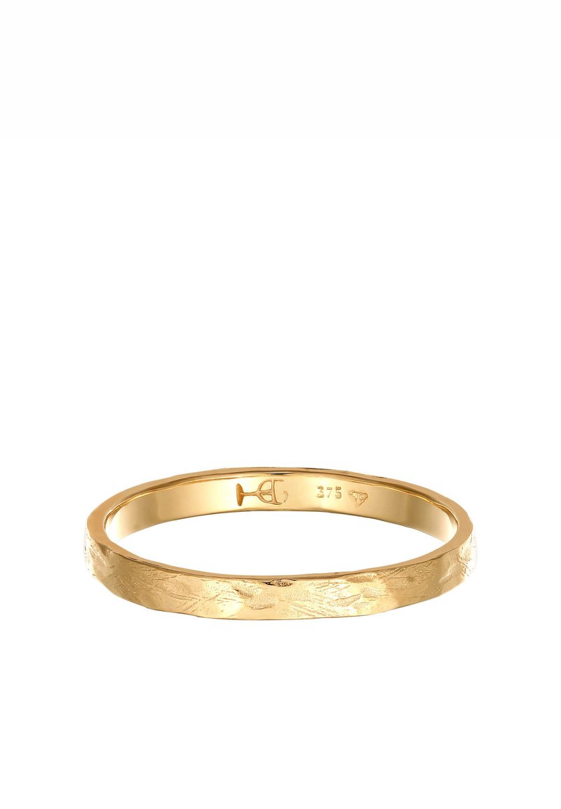 Guldring med en strukturerad yta, med en hamrad finish och släta insida. Markeringar inkluderar 375 för guldrenhet.