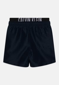 Mornarske kupaćice od glatke tkanine s elastičnim pojasom s "CALVIN KLEIN" logotipom i jednim stražnjim džepom.