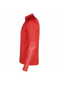 Rotes Langarmhemd mit hohem Kragen, das an dem linken Ärmel einen strukturierten, gemusterten Akzent aus einem leichteren Material aufweist.