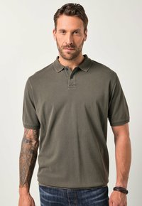 Olivově zelená pólová košile z texturované bavlny, s klasickým límcem, tříknoflíkovým zapínáním a krátkými rukávy.