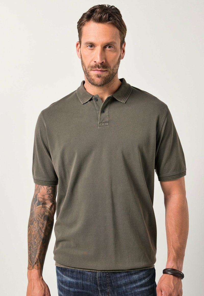 Olivově zelená pólová košile z texturované bavlny, s klasickým límcem, tříknoflíkovým zapínáním a krátkými rukávy.