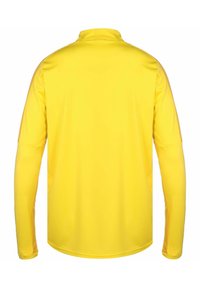 Camicia a maniche lunghe e colletto alto di un giallo brillante. Tessuto liscio e leggero con un design semplice; nessun motivo o accento visibile.