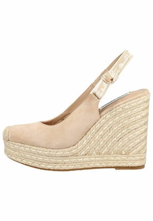 Beige suède sleehak espadrille met hoog geweven juten plateau en een enkelband van bedrukt stof met strikdetail.
