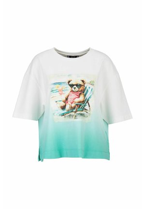 Korte mouwen T-shirt in wit en teal-gradiënt met een berenillustratie in een zonnebril, zittend in een stoel met een drankje.